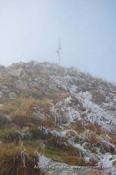 20 Quasi in cima, si intravede il monumento di vetta.JPG